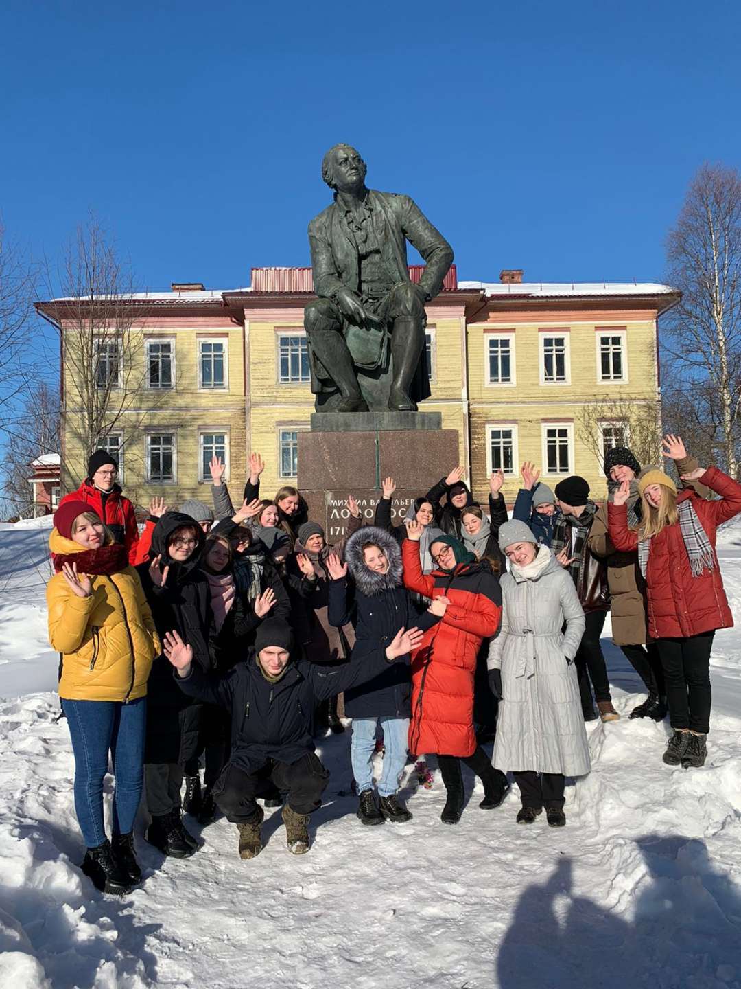 В минувший вторник наши студенты и преподаватели отправились в село Ломоносово на экскурсию «На родину великого помора — М.В. Ломоносова»!
